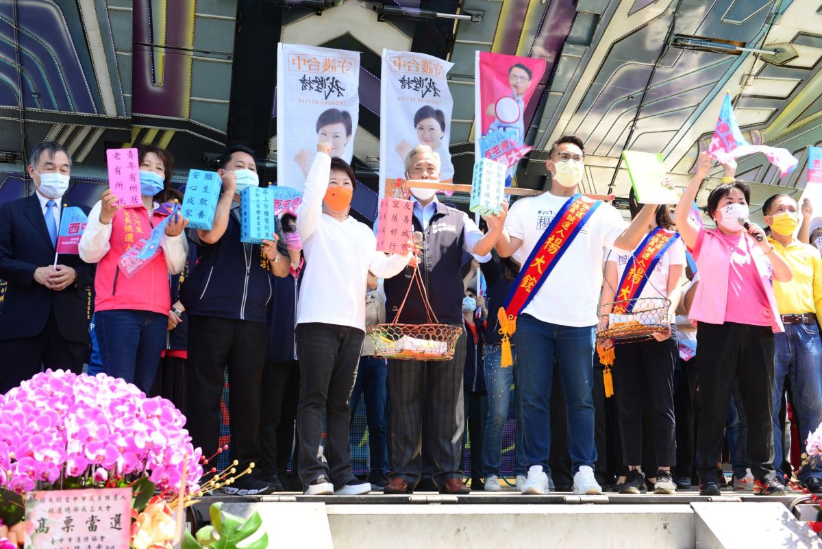 ▲市議員楊正中交給兒子楊大鋐，把傳承的「重擔」兩頭籃子內放政見與預算書。(圖／柳榮俊攝2022.9.24)