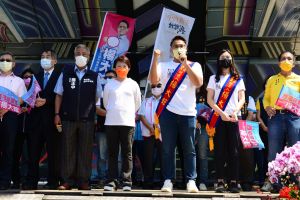 中市議會「大炮」交棒楊大鋐 送扁担重擔傳承責任 ▲國民黨市議員候選人楊大鋐成立競選總部(圖/柳榮俊攝2022.9.24)