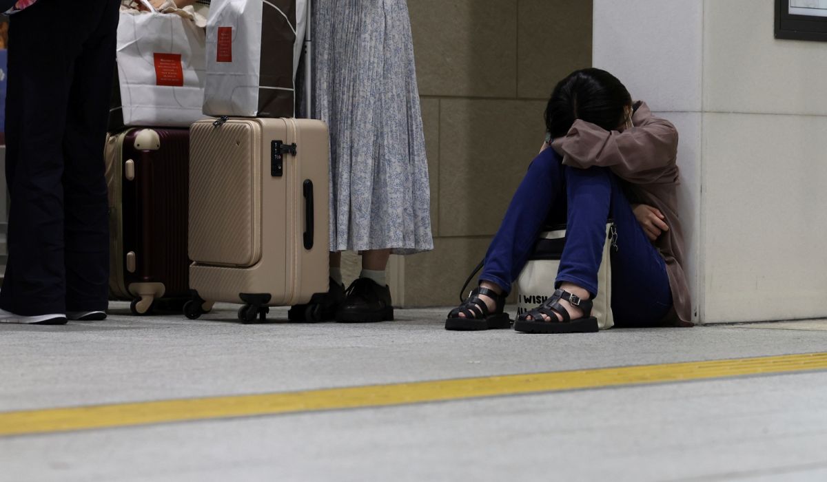 ▲今年第15號颱風塔拉斯侵襲日本，造成往來東京與大阪的東海道新幹線停駛，逾3000人被迫在靜止的新幹線車廂或車站內過夜。（圖／美聯社／達志影像）