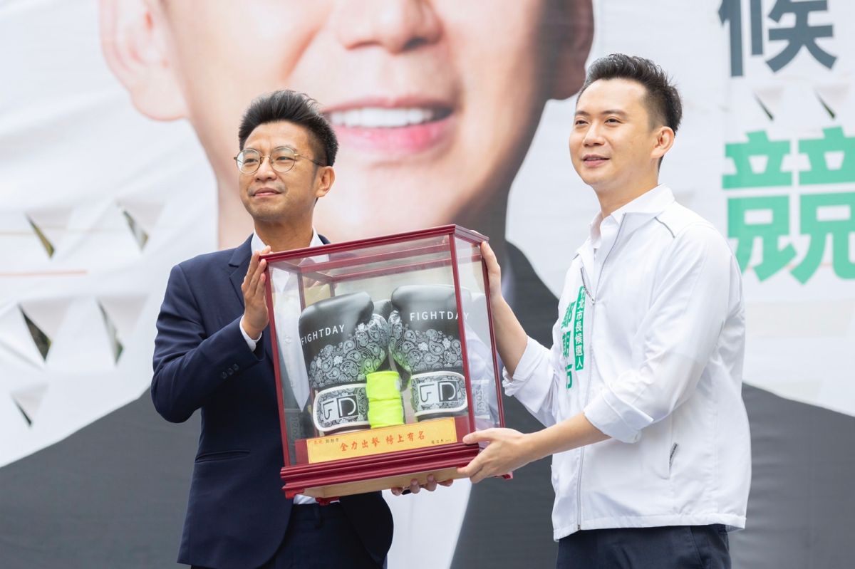 ▲周江杰（左）致贈拳擊手套，鼓勵鄭朝方（右）「全力出擊」。（圖/周江杰團隊提供）