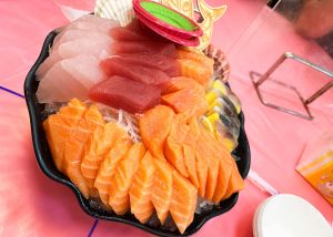 ▲邱家生魚片可點綜合生魚片20片100元、40片200元。(圖/湯經理提供) ▲邱家生魚片可點綜合生魚片20片100元、40片200元。(圖/湯經理提供)