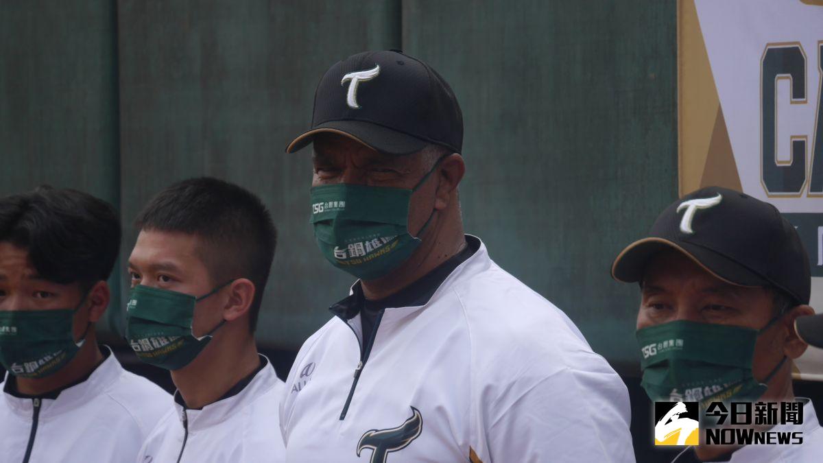 ▲台鋼雄鷹打擊教練路易士。（圖／吳政紘攝）