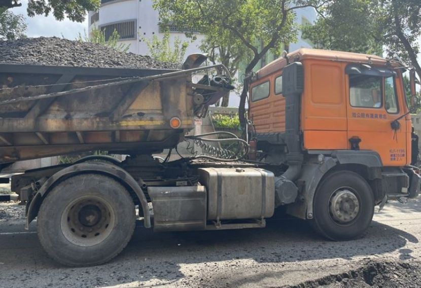 ▲一名泰籍移工意外遭聯結車輾過，導致其當場臟器外露，慘死輪下。（圖／翻攝畫面）