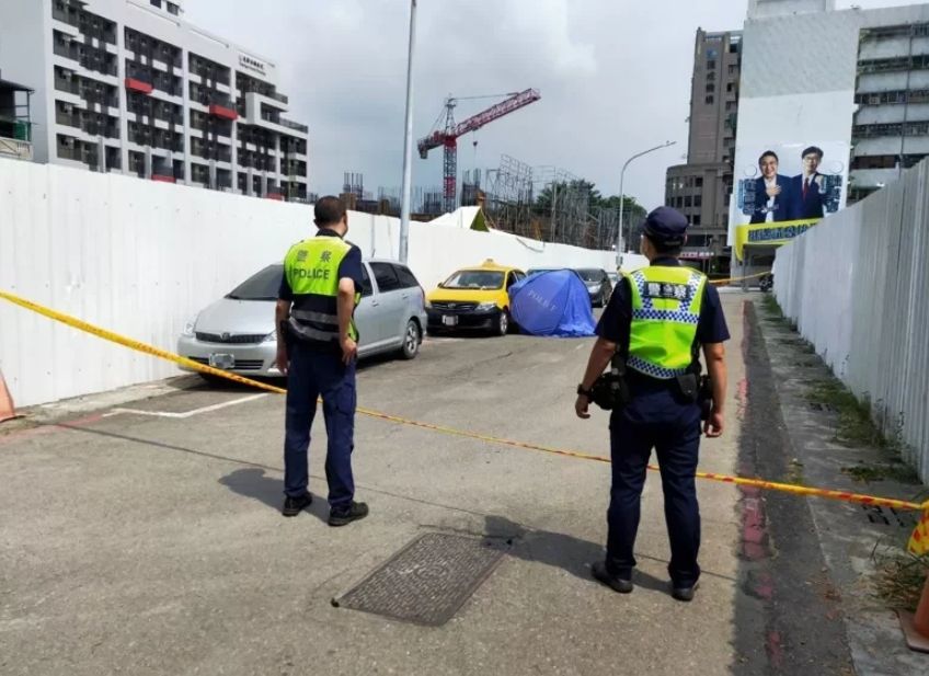 ▲高雄前鎮區一名洪姓男子（52歲）於今（24）日中午時，被發現陳屍在一部計程車內，死亡多時。（圖／翻攝畫面）