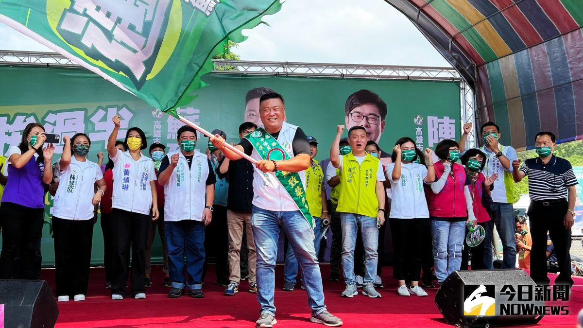 ▲民進黨高雄市鳳山區市議員候選人蘇致榮今天舉辦「市長陳其邁&市議員候選人蘇致榮聯合競選總部成立大會」。市長陳其邁親自幫蘇致榮授旗。（圖／張文晃攝,2022.09.24)
