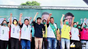 ▲今天的活動中,除市長陳其邁親自出席外,高雄市督位在地立委也特別前來站台為蘇致榮加油,「邁盟」的夥伴們也全數到齊幫蘇致榮站台。(圖/張文晃攝,2022.09.24) ▲今天的活動中,除市長陳其邁親自出席外,高雄市督位在地立委也特別前來站台為蘇致榮加油,「邁盟」的夥伴們也全數到齊幫蘇致榮站台。(圖/張文晃攝,2022.09.24)