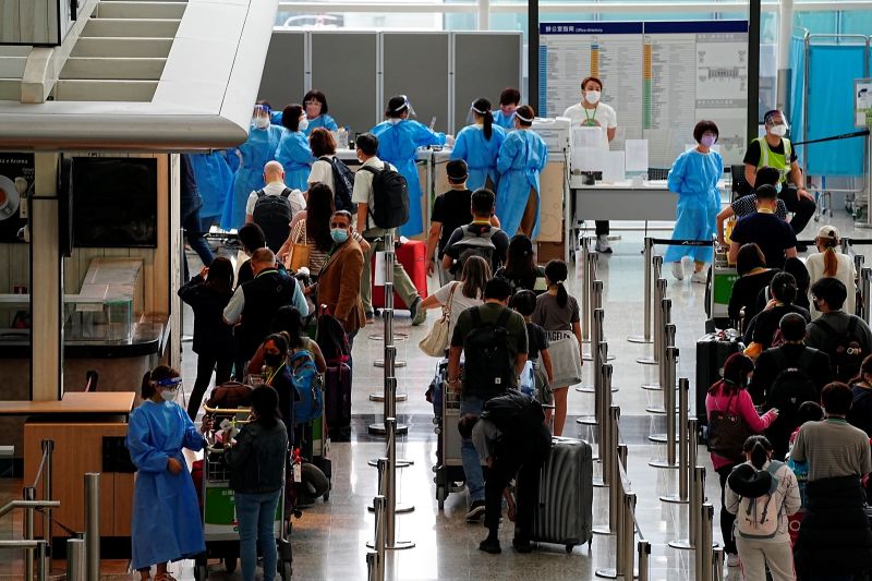 ▲香港政府昨天公布26日起實施「0+3」入境檢疫新措施後，掀起市民報復性外遊，航空公司網站訂票流量大增。示意圖。（圖／美聯社／達志影像）
