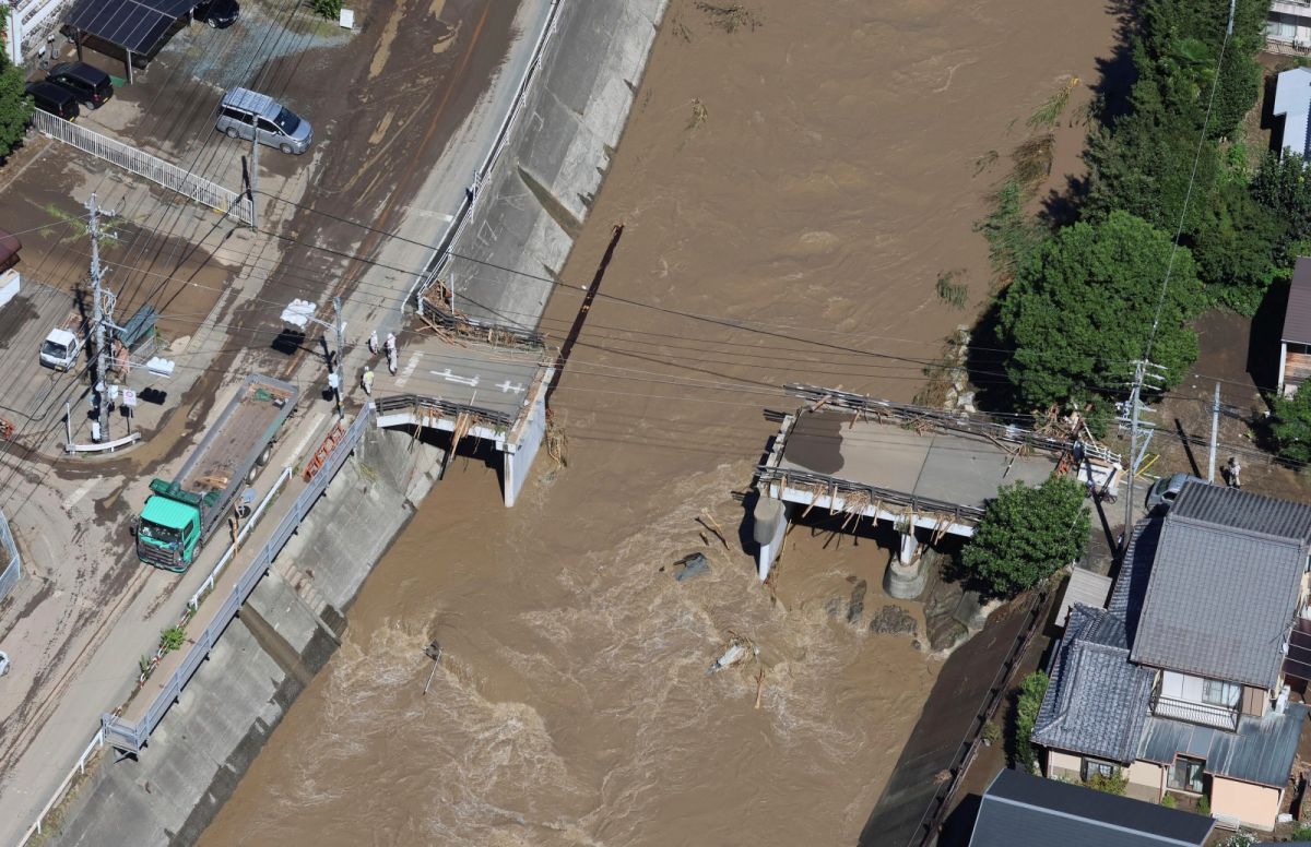 ▲今年第15號颱風塔拉斯這兩天橫掃日本靜岡縣帶來破紀錄累積雨量，據日本媒體自行統計，至少已造成2人罹難、1人失蹤、3人受傷、60間房屋泡水。（圖／美聯社／達志影像）