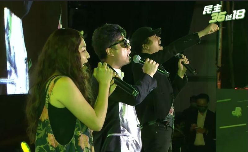 ▲金曲台語歌王王俊傑演唱民進黨競選歌曲「顧台灣、拚未來」。(圖/翻攝民進黨臉書,2022.09.24)