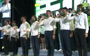 黨慶拉抬中部選情 蔡英文:台灣要用民主和世界打交道 ▲民進黨主席蔡英文與中部縣市長候選人一起在黨慶音樂會喊口號「顧家鄉拚未來」。(圖/民進黨提供,2022.09.24)