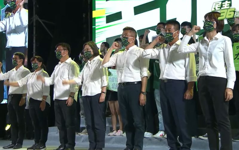 ▲民進黨主席蔡英文與中部縣市長候選人在黨慶音樂會喊口號「顧家鄉、拚未來」。(圖/民進黨提供,2022.09.24)