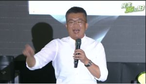 黨慶拉抬中部選情 蔡英文:台灣要用民主和世界打交道 ▲蔡其昌聲音沙啞乍聽有如蘇貞昌,他打趣說嗓音一樣,但沒頭髮的是蘇貞昌、眼睛小的是蔡其昌。(圖/民進黨提供,2022.09.24)