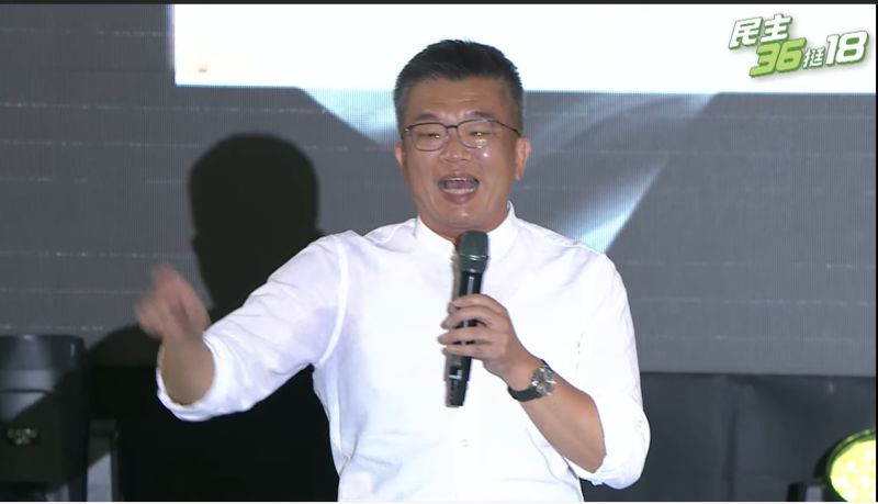 ▲蔡其昌聲音沙啞乍聽有如蘇貞昌,他打趣說嗓音一樣,但沒頭髮的是蘇貞昌、眼睛小的是蔡其昌。(圖/民進黨提供,2022.09.24)