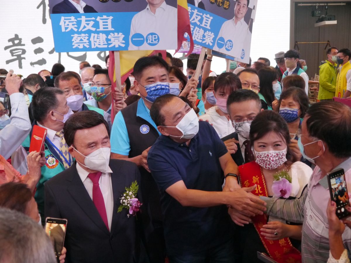 ▲侯友宜參加彰化同鄉會後援會成立大會，在大批支持者簇擁下邁入會場。（圖／記者吳嘉億攝，2022.9.24）