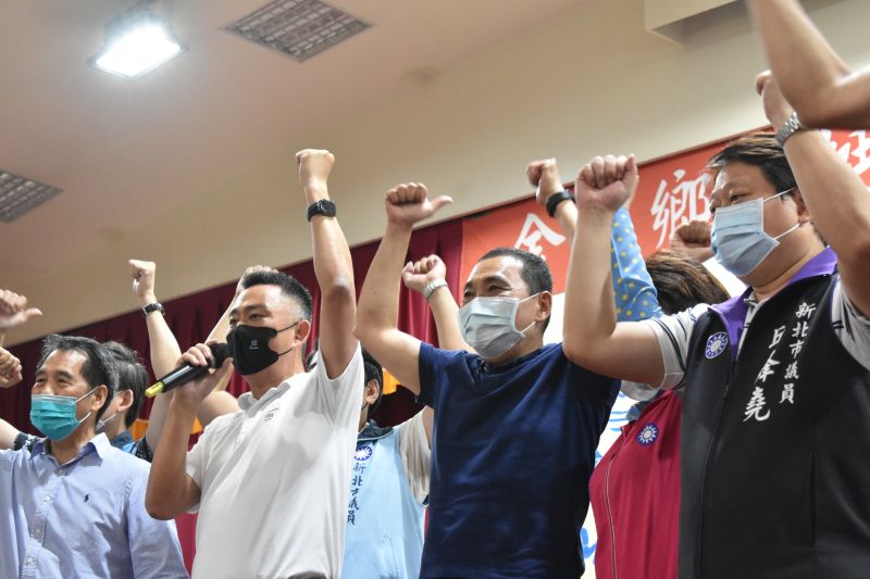 ▲侯友宜出席旅台金門同鄉會後援會成立大會,與金門縣長楊鎮浯合體並喊出選戰最大的對手是自己,要用這樣的精神超越自己。(圖/侯友宜選舉辦公室提供)