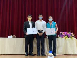 ▲高雄市政府勞工局勞動檢查處與台塑塑膠公司締結石化業安全伙伴關係,在勞工局局長周登春(中)見證下,由勞檢處處長郭清吉(右)與台塑公司資深副總經理郭文筆(左)簽署安全伙伴宣言。(圖/記者黃守作攝) ▲高雄市政府勞工局勞動檢查處與台塑塑膠公司締結石化業安全伙伴關係,在勞工局局長周登春(中)見證下,由勞檢處處長郭清吉(右)與台塑公司資深副總經理郭文筆(左)簽署安全伙伴宣言。(圖/記者黃守作攝)