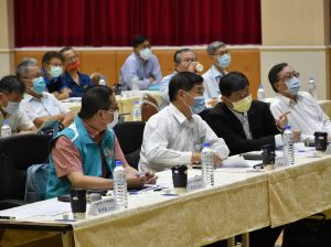 ▲高雄市政府勞工局勞動檢查處與台塑塑膠公司締結石化業安全伙伴關係,由勞工局局長周登春(左2)主持。(圖/記者黃守作攝) ▲高雄市政府勞工局勞動檢查處與台塑塑膠公司締結石化業安全伙伴關係,由勞工局局長周登春(左2)主持。(圖/記者黃守作攝)