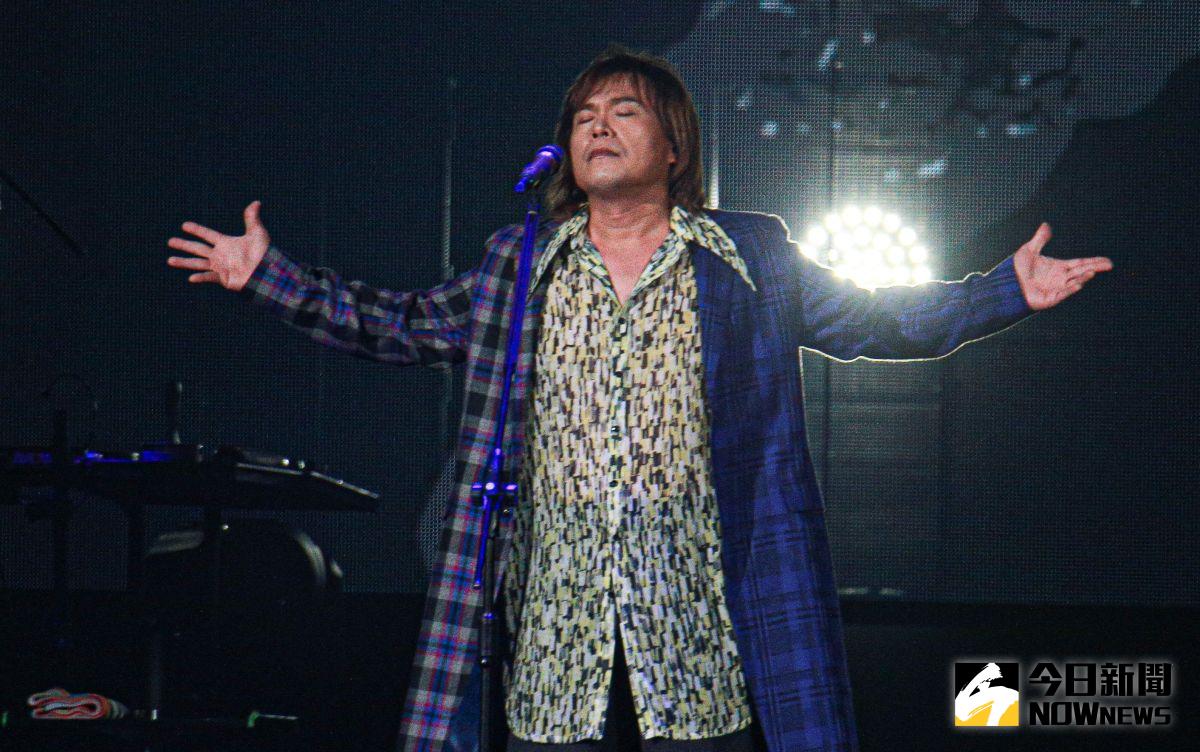 ▲伍佰藏起招牌長髮，發圖與粉絲賀新年。（圖／今日新聞攝）