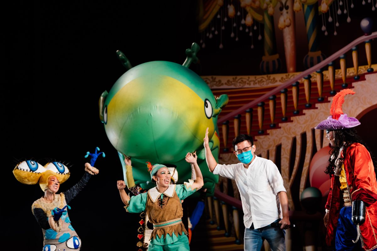 ▲紙風車劇團表演節目「蕃薯森林奇遇記」在新北市鶯歌國中演出，卓冠廷與劇團人員在舞台上向現場群眾致意。（圖／記者吳嘉億攝，2022.9.24）