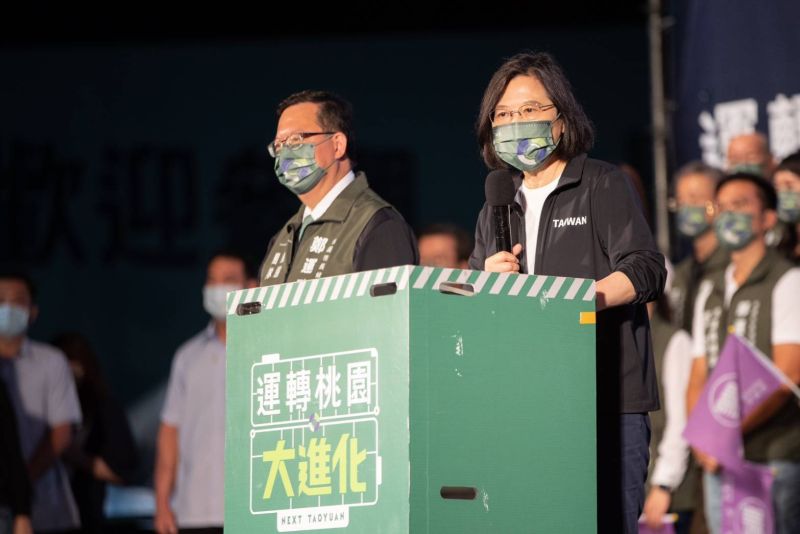 ▲鄭運鵬雖確診隔離，但其誓師大會昨日如期舉行，蔡英文更盛讚鄭運鵬是鄭文燦2.0。（圖／民進黨提供）