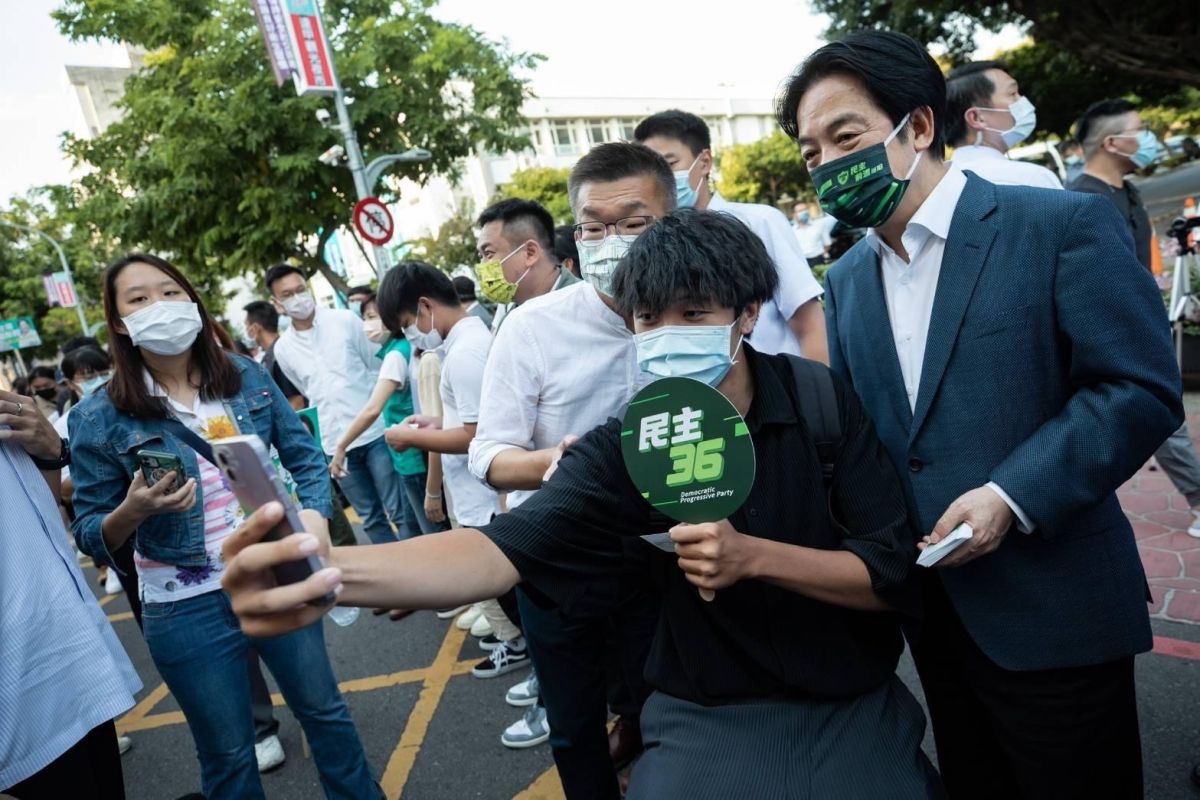 ▲賴清德9月赴台中逢甲商圈，針對18歲公民權進行宣講，當天要與其拍照的人龍蔓延。（圖／翻攝自賴清德臉書）