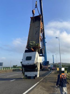 ▲國道3號北上台中清水段171.7K路段處,今(25)日凌晨3點多發生一起車禍意外,一輛砂石車自撞護欄,衝落路旁邊坡,幸好駕駛僅受輕傷。(圖/翻攝畫面) ▲國道3號北上台中清水段171.7K路段處,今(25)日凌晨3點多發生一起車禍意外,一輛砂石車自撞護欄,衝落路旁邊坡,幸好駕駛僅受輕傷。(圖/翻攝畫面)
