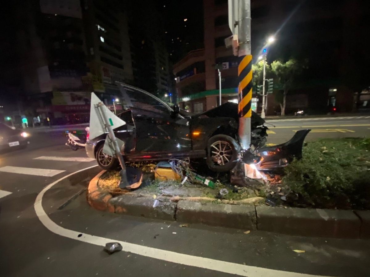 ▲高雄市三多三路、中華四路口，今（25）日凌晨一輛BMW轎車自撞路中分隔島，不僅自己車頭全毀，還波及一旁無辜另輛BMW轎車。（圖／翻攝畫面）