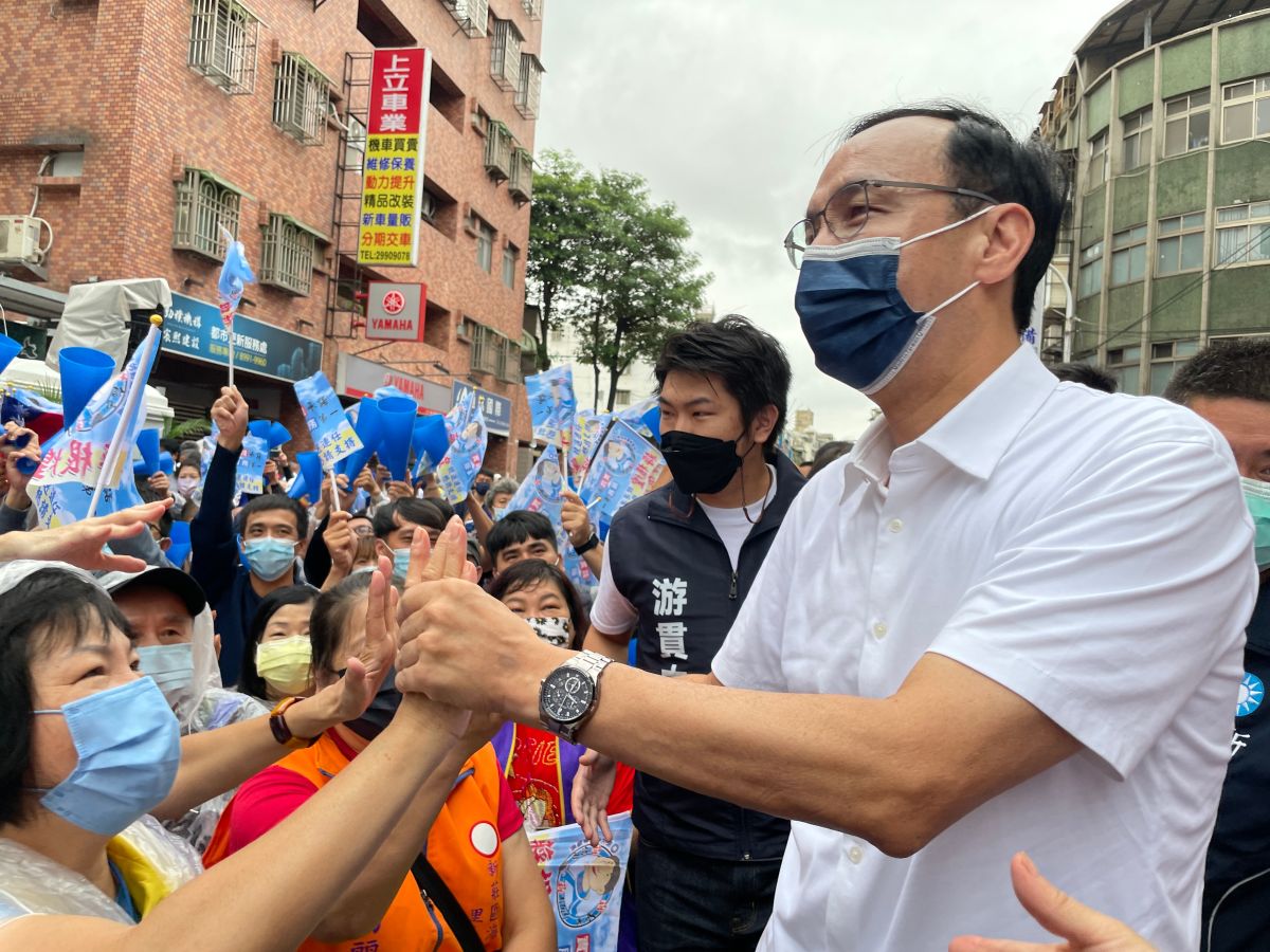 ▲陳時中今受訪再度澄清跟周玉蔻無私交，朱立倫酸現在要切割是不可能的。（圖／國民黨提供）