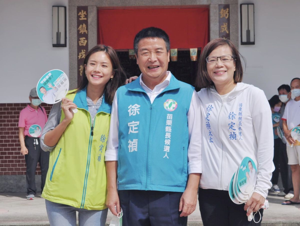 ▲民進黨苗栗縣長參選人徐定禎日前曬出一家大小一起拜票的照片，女兒高顏值被注意到。（圖/徐定禎臉書）