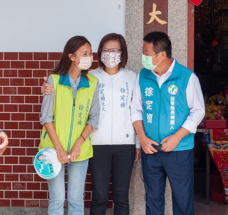 ▲民進黨苗栗縣長參選人徐定禎日前曬出一家大小一起拜票的照片，女兒高顏值被注意到。（圖/徐定禎臉書）