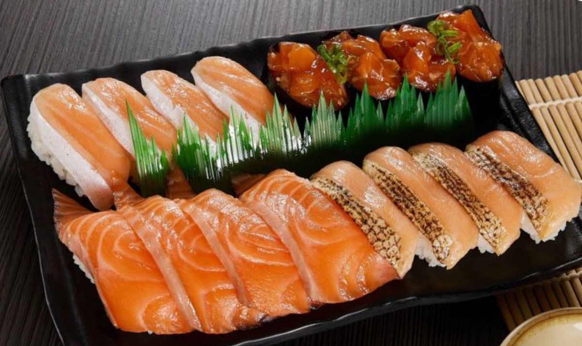 ▲壽司郎繼鮭魚之亂後，今年再度以「30號生日的30歲壽星」全桌7折、爆量食材「疊疊樂」、超佛破盤價「鮭魚3貫40元」，引起消費者熱烈迴響，下半年還狂開新店被各地粉絲大讚，終於「不用跑那麼遠了」。《NOWnews今日新聞》獨家揭曉壽司郎今年2022年最新「全台Top 10」人氣排行榜，國人最愛吃的鮭魚霸榜佔半數，卻輸給這款大小通吃的「冠軍」。（圖／台灣壽司郎提供）