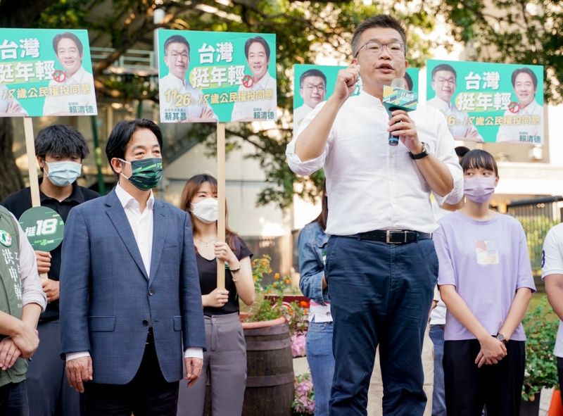 ▲蔡其昌勤跑大小場活動,加上中央級明星輔選,已開始收到效果。昨他與副總統賴清德,在逢甲夜市為18歲公民權進行街頭宣講。(圖/蔡其昌競總提供,2022.09.25)