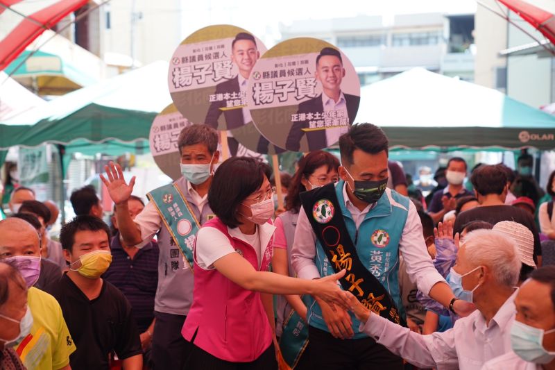 ▲蘇巧慧送上象徵「包高中」包子與粽子給楊子賢，並說明自己相當肯定楊子賢的拼勁與學識。（圖／楊子賢辦公室提供）