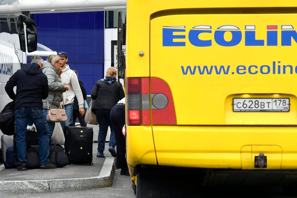 ▲莫斯科當局日前頒布軍事動員令以加強對烏克蘭的戰事後，有大量車潮試圖跨越邊境。圖為逃往芬蘭的俄羅斯民眾。（圖／美聯社／達志影像）