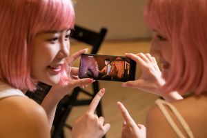 vivo V25 Pro 5G採用天璣1300處理器,搭載V系列首款6.56吋120Hz超高刷新雙曲面螢幕,帶來更暢快舒適的觀影、遊戲體驗。(圖/官方提供) ▲ vivo V25 Pro 5G採用天璣1300處理器,搭載V系列首款6.56吋120Hz超高刷新雙曲面螢幕,帶來更暢快舒適的觀影、遊戲體驗。(圖/官方提供)