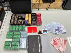 ▲三峽一家洗鞋店晚上搖身一變成違法賭場,警方24日深夜當場破獲現場2嫌與7名賭客。(圖/翻攝畫面) ▲三峽一家洗鞋店晚上搖身一變成違法賭場,圖為現場查扣賭資跟賭具。(圖/翻攝畫面)