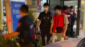 三峽一家洗鞋店晚上搖身一變成違法賭場,警方24日深夜當場破獲現場2嫌與7名賭客。 ▲三峽一家洗鞋店晚上搖身一變成違法賭場,警方24日深夜當場破獲現場2嫌與7名賭客。(圖/翻攝畫面)