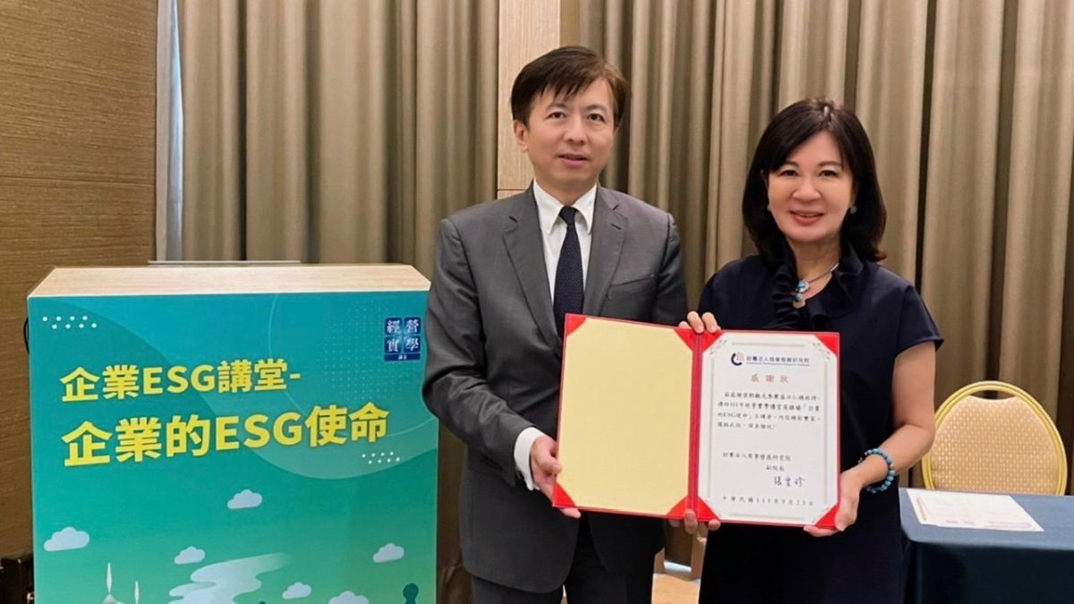 ▲經營實學講堂「企業的ESG使命」, 邀請到全台第一間獲得全球永續旅遊認證的五星級酒店—雲朗觀光集團總經理盛治仁（左）擔任主講人。(圖／商研院CDRI提供）