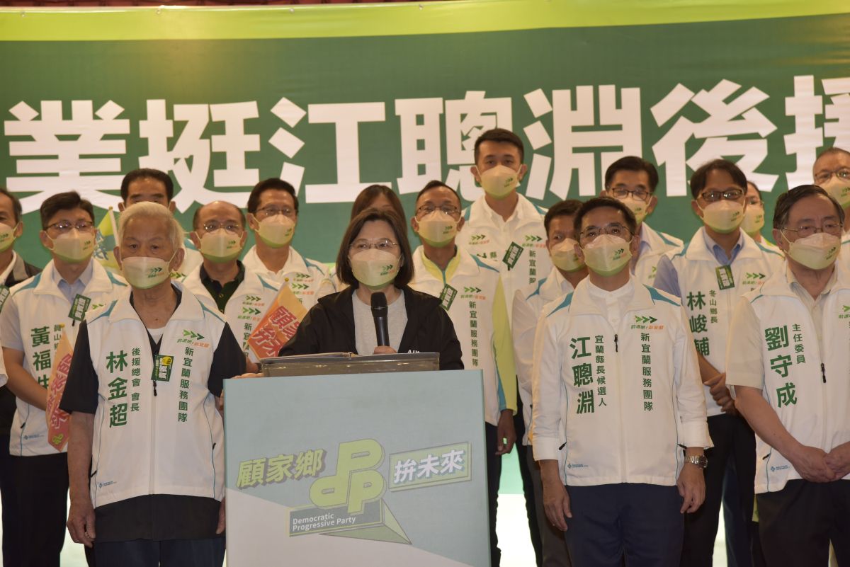 ▲蔡英文出席「2022宜蘭縣百工百業挺江聰淵後援會成立大會」，大讚江聰淵推動「班班有冷氣」的好政績從地方推行到全國。（圖 ／江聰淵競選總部提供）