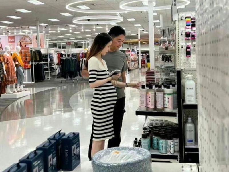 ▲挺著孕肚的「奶茶妹妹」章澤天（左）和老公劉強東在美國逛超市。（圖／翻攝微博）