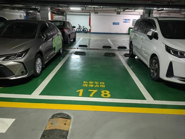 中間車主是狠角色!左右車默契「加裝警語牌」 苦主秒懂