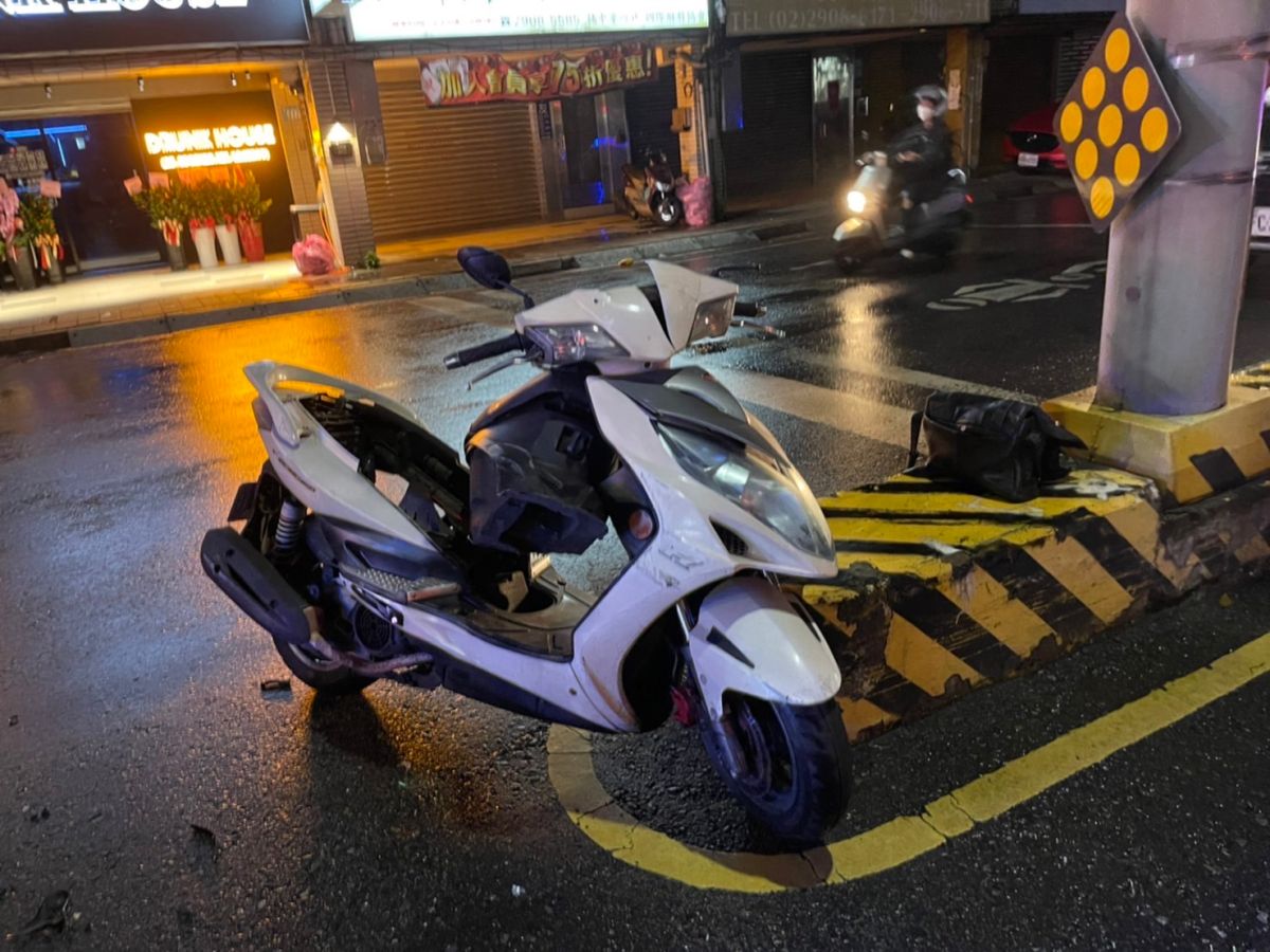 ▲新北市新莊區今（26）日凌晨4點多，一位男子酒後駕駛賓士車，於中正路與機車發生車禍，機車騎士送醫不治。（圖／翻攝畫面）