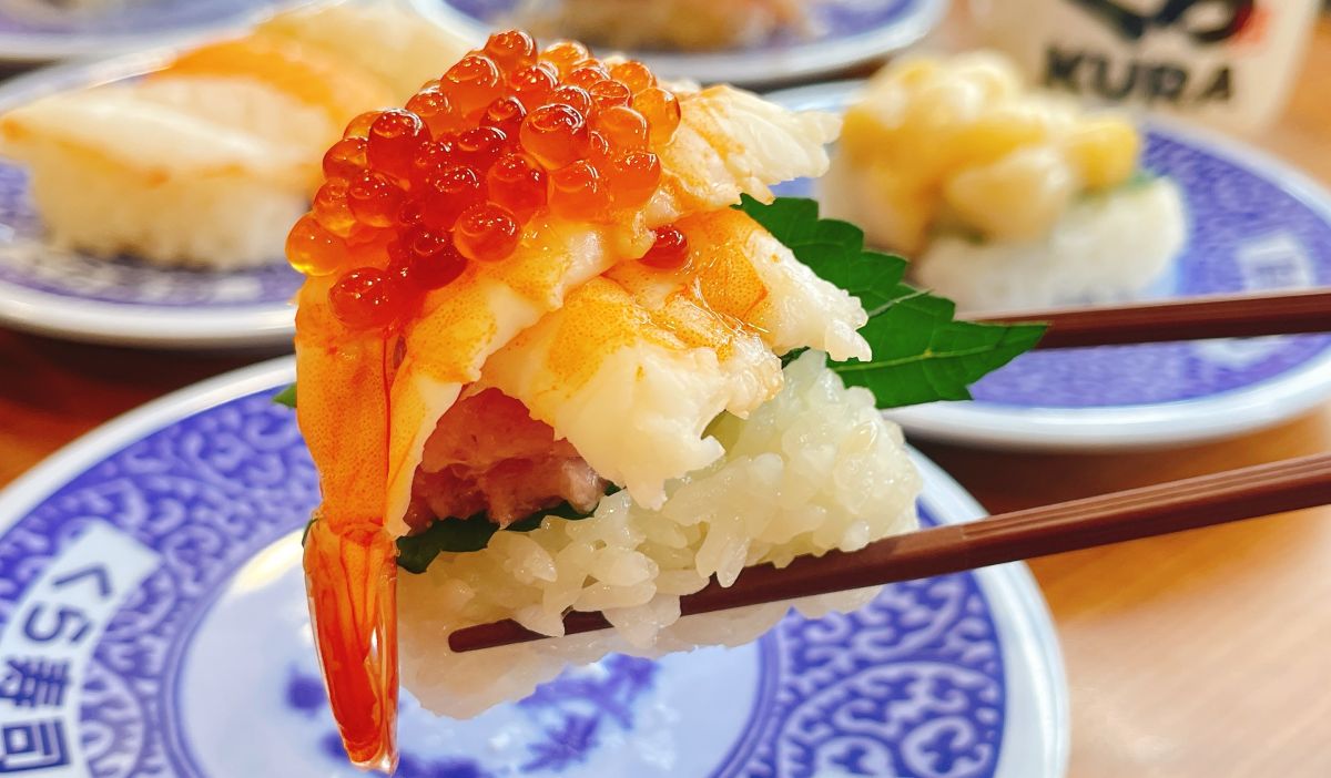 ▲藏壽司全新限定「海味收穫祭」不只回歸饕客最愛的「豪華三鮮」，還打造「贅澤鮮蝦海鮮塔」、「盛的滿滿貝柱握壽司」將鮮蝦、鮭魚卵、貝柱通通堆成山，一口吃下滿滿好料。（圖／藏壽司提供）