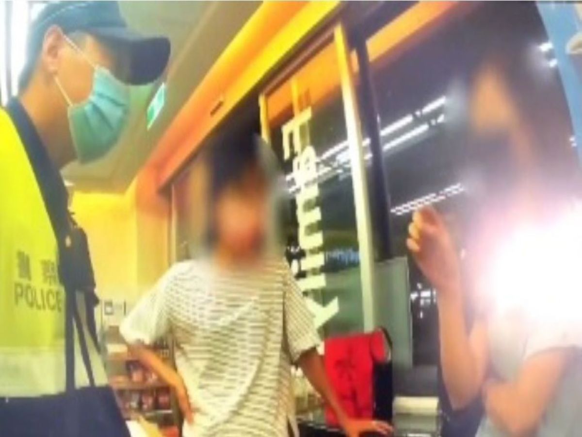 ▲高雄洪姓女子買鞋後，接詐騙電話佯稱其遭盜刷30雙鞋，隨即於ATM依電話指示操作匯款，後方民眾發現有異報警，成功保住其積蓄。(圖／記者郭凱杰翻攝)