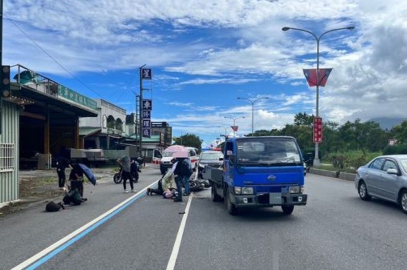 ▲花蓮新城鄉台9線昨（25）日下午發生一起死亡車禍，一輛重機撞上前方停等紅燈的自小貨車，騎士當場就失去呼吸心跳，送醫急救後仍宣告不治。（圖／翻攝畫面）