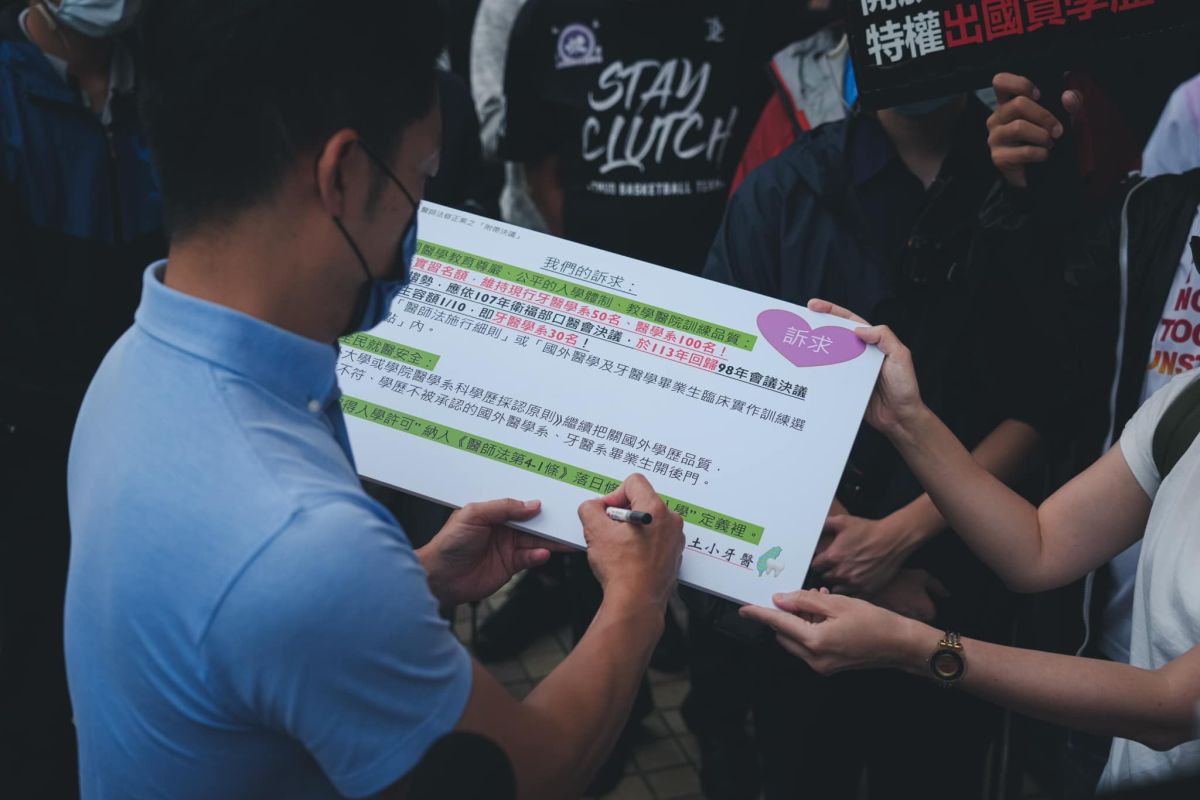 ▲對於李德維稱牙醫非醫師，蔣萬安今受訪幫緩頰已道歉，還嗆他比陳時中更關心牙醫師權益。（圖／翻攝蔣萬安臉書）