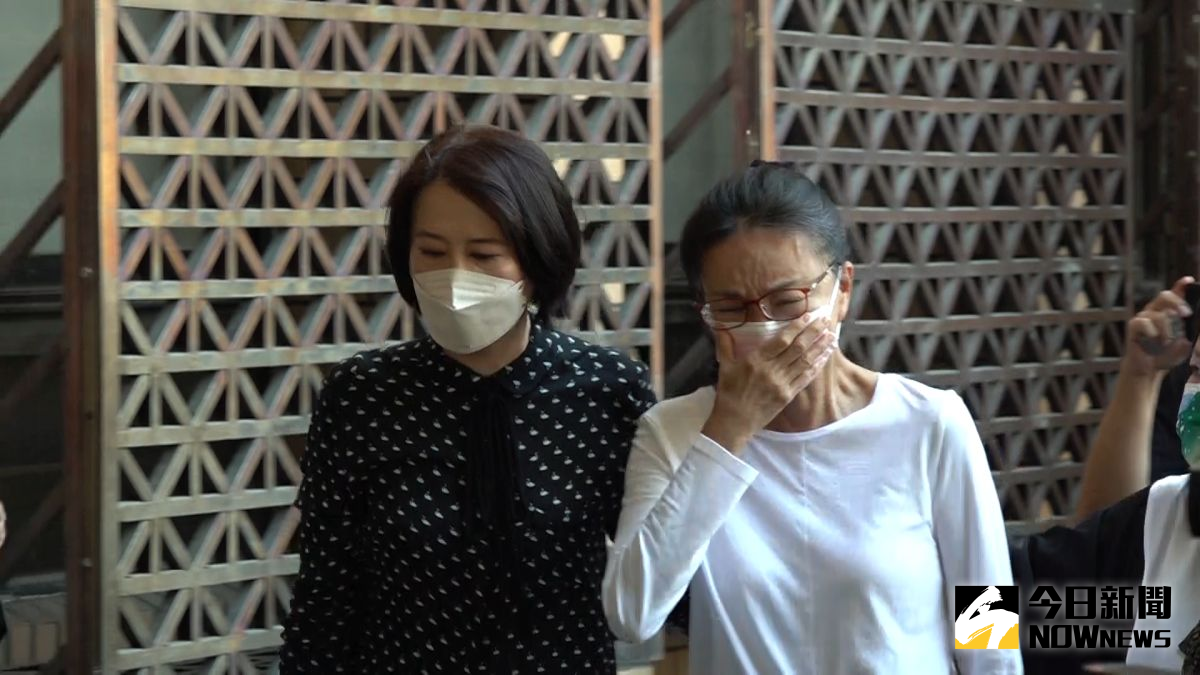 ▲張淑娟（26）日在台北市議員王鴻薇的陪同下到台北地檢署提告，周玉蔻趕在張淑娟現身前鞠躬道歉。（圖／記者朱永強攝）