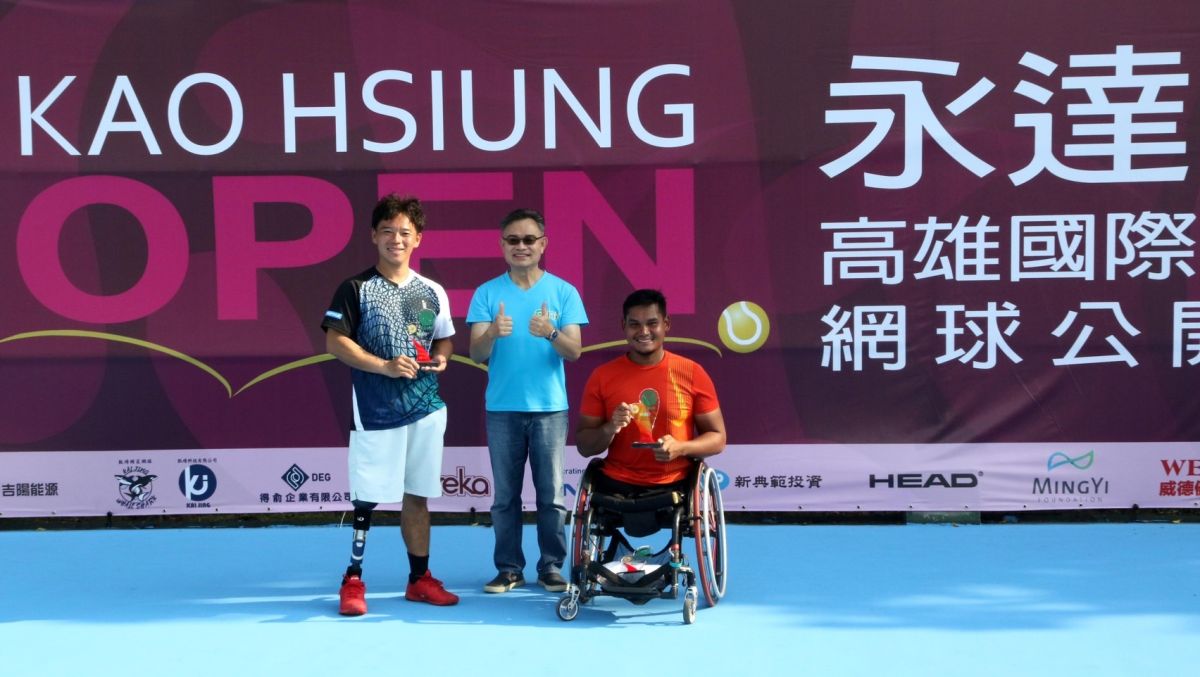 ▲永達執行副總李世傑與男單冠軍日本真田卓(左)男單亞軍馬來西亞本約索夫(右)