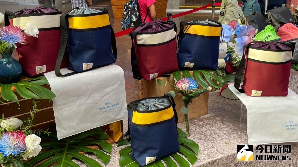 ▲台北市政府民政局26日上午公布第八代國慶嗡嗡包，並將於下午開放網路登記。（圖／記者丁上程攝，2022.09.26）