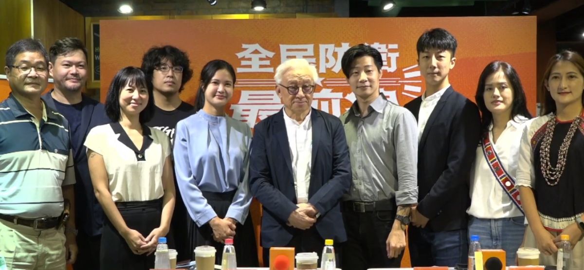 ▲前聯電董事長曹興誠（圖中）受邀參與座談，席間他透露這次他捐款贊助全民國防，很多企業家私底下都說「讚」。（圖／擷取自昶昶直播）